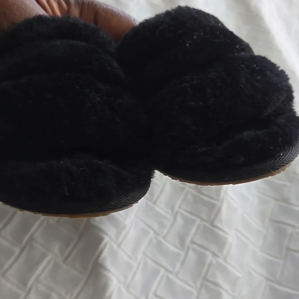 UGG Little Girl Kids Black Fluffy Slippers